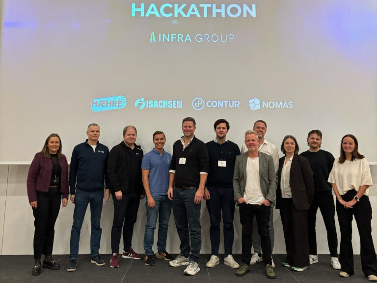 Gruppebildet fra scenen under KI Hackathon.