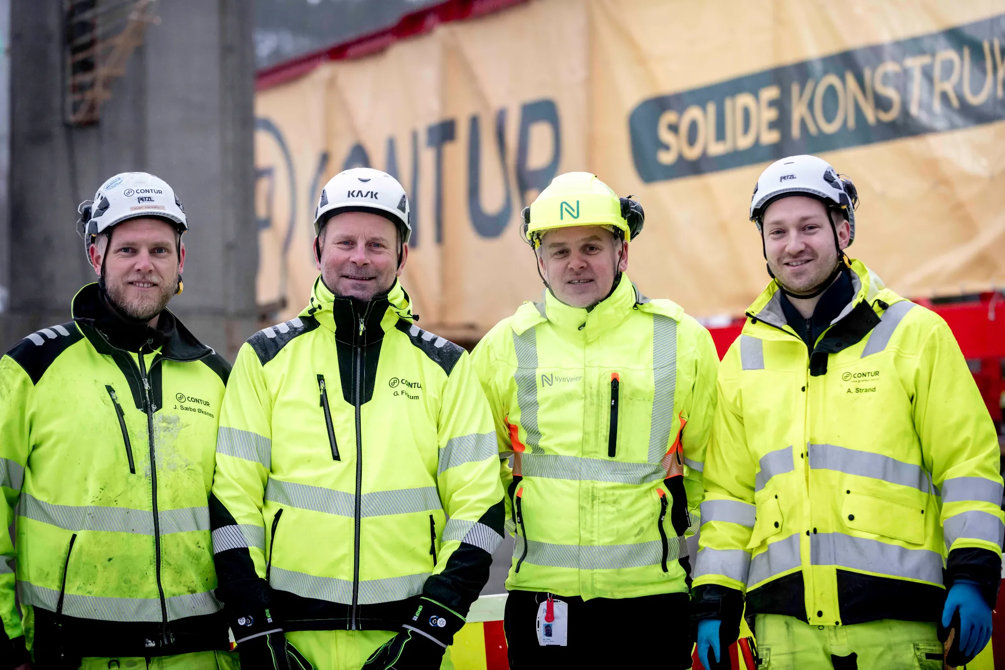 Fornøyd entreprenør og byggherre: F.v.: Joar Sæbo Øksnes (Contur), Gylve Fiskum (Contur), Idar Lillebo (Nye Veier) og Axel Strand (Contur) Foto: Tor Kleiven / Hæhre Entreprenør